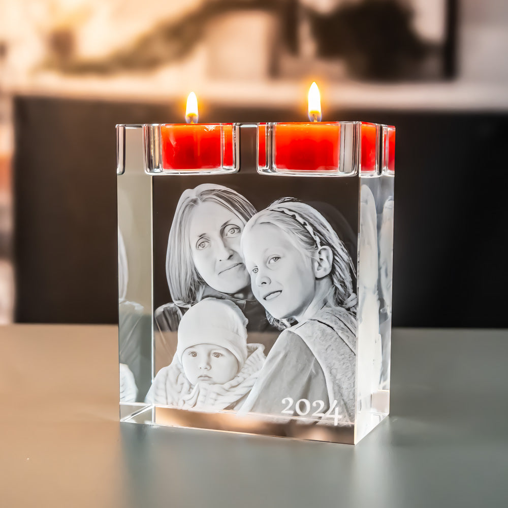 Fyrfadsstage i krystalglas til to lys med et lasergraveret foto under lysene