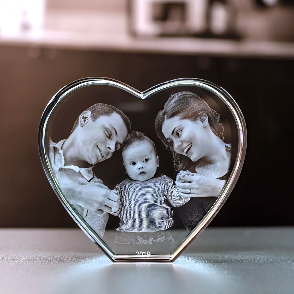 Opretstående glashjerte 10 cm i krystalglas med 3D-lasergraveret familie med baby