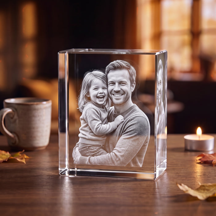 Gave til far: glasblok i krystalglas med 3D-lasergraveret far med sin lille datter på armen