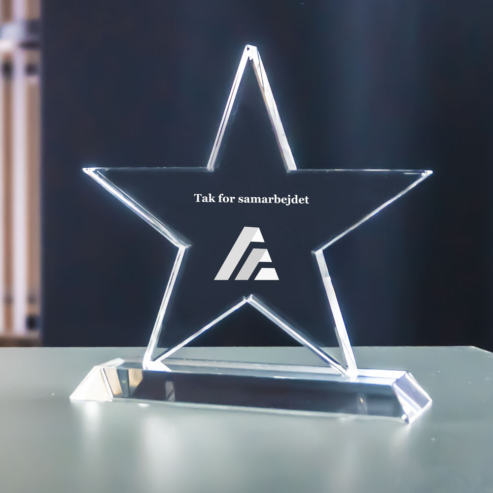 Stjerneformet award i krystalglas med lasergraveret logo og tekst