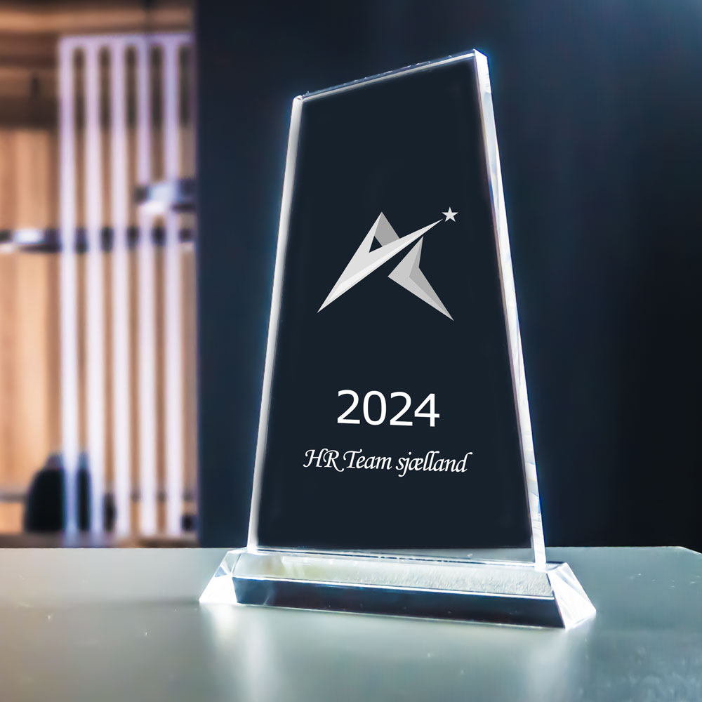 Tårn award i krystalglas med lasergraveret logo, årstal og tekst