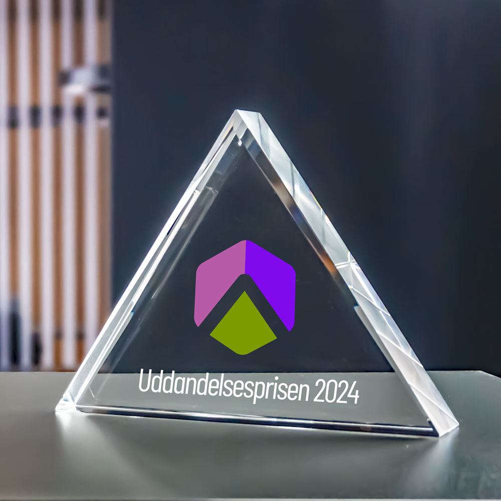 Trekantet award i krystalglas med farvetrykt logo og tekst