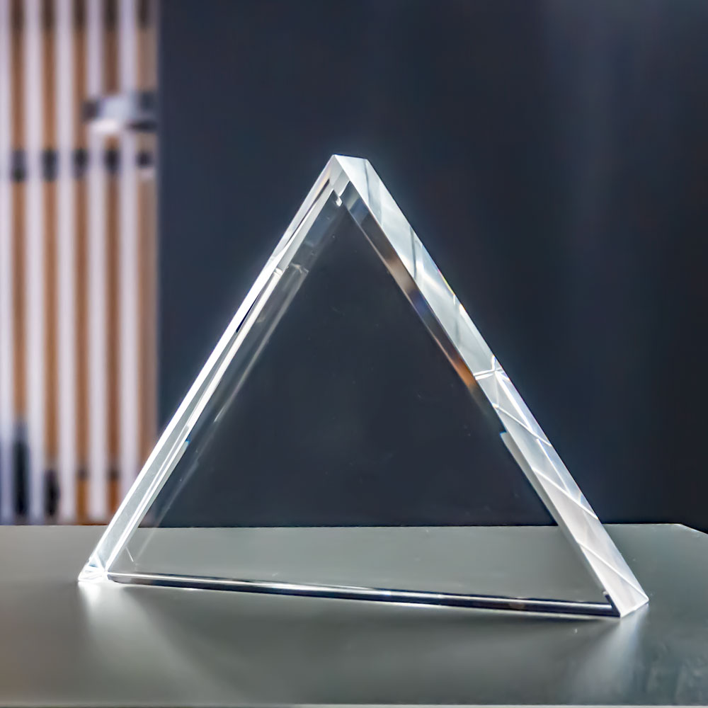 Trekantet award i klart krystalglas uden gravering