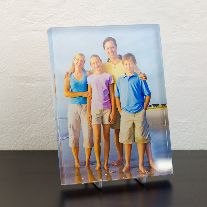 Print glass with family photo from the beach seen at an angle from the front
