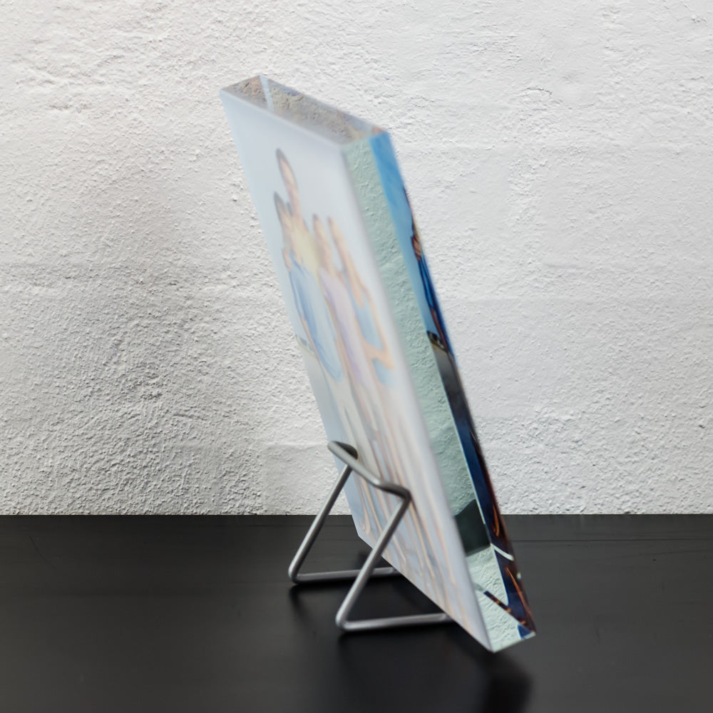 Print glass 15x20 cm seen at an angle from the side with metal stand and glass thickness