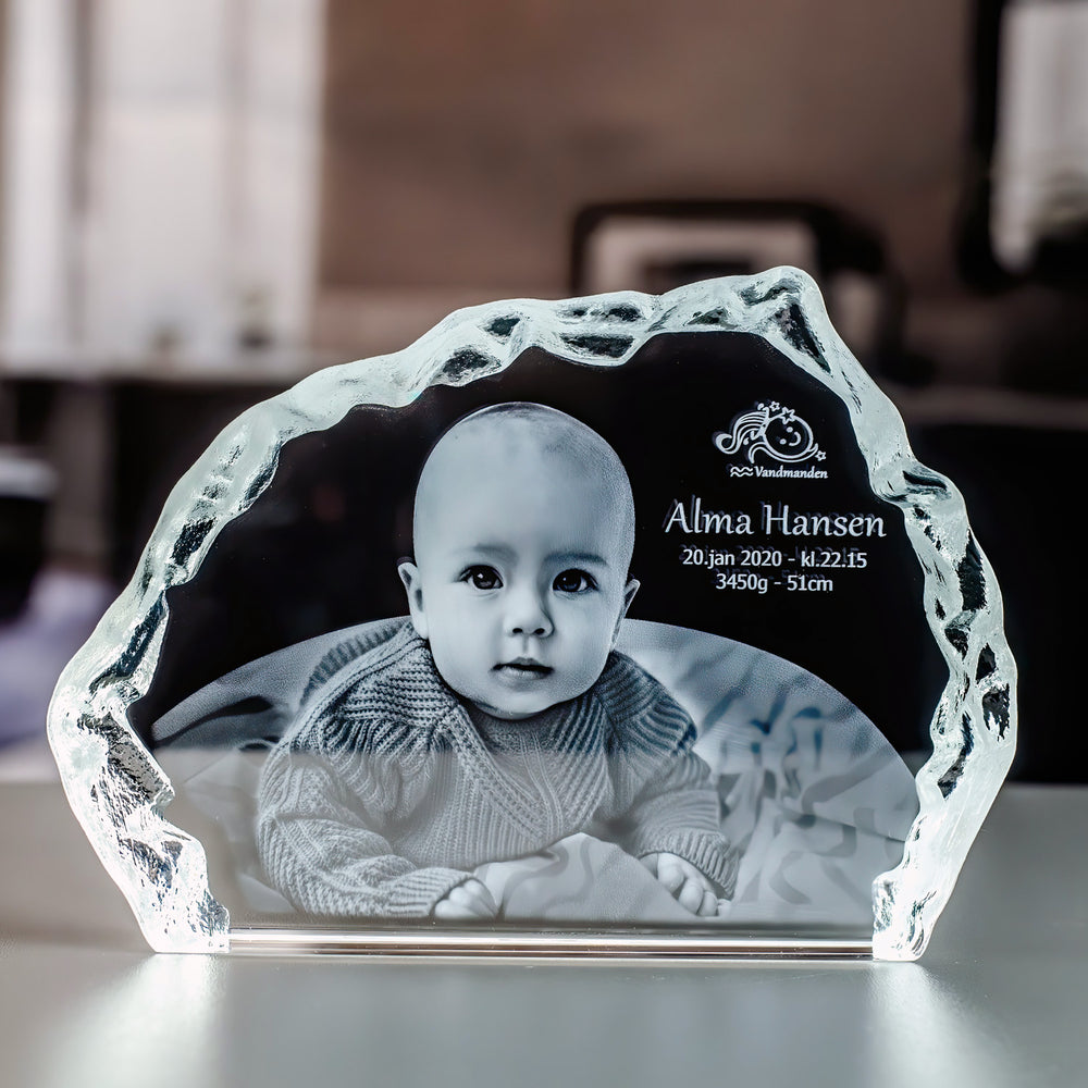Isbjergformet glasblok 17 cm med 3D-lasergraveret baby, navn og fødselsdata