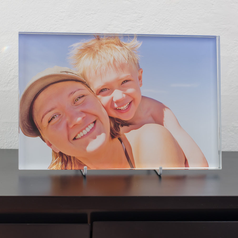 Close-up of print glass 20x30 cm with colour print of smiling mother and son