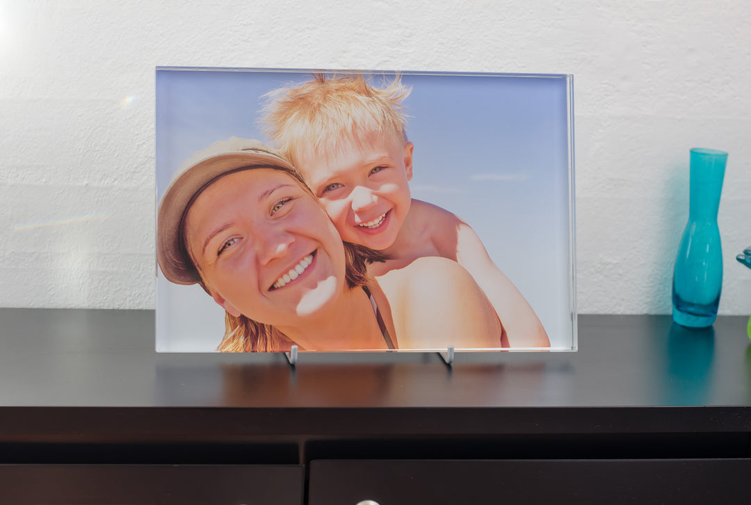 Large lying print glass 20x30 cm with colour print of mother and son on a chest of drawers