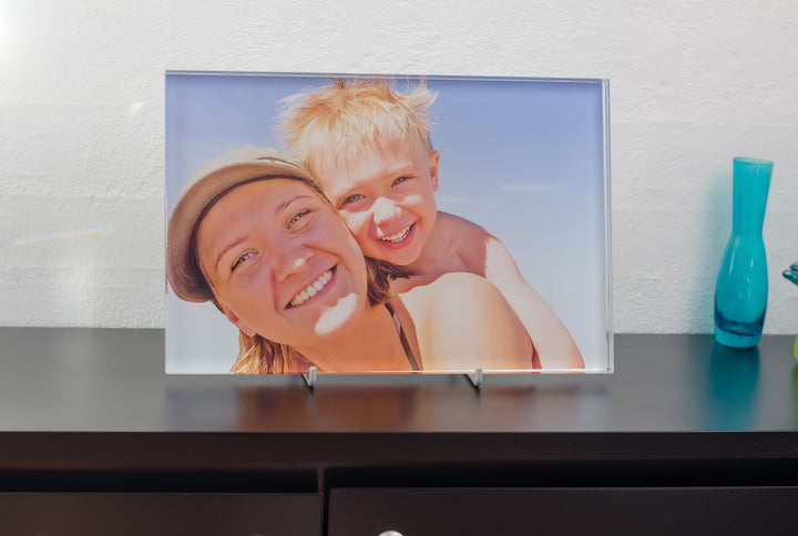 Large lying print glass 20x30 cm with colour print of mother and son on a chest of drawers