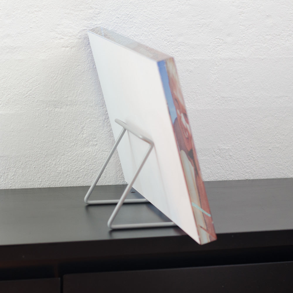 Print glass 20x30 cm seen at an angle from behind with metal stand