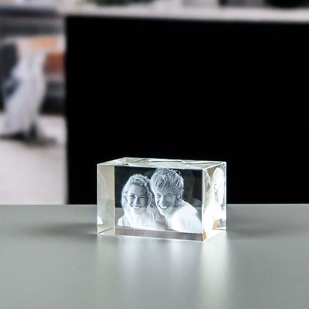 Lying rectangular glass block 5x5x8 cm with 3D laser-engraved couple
