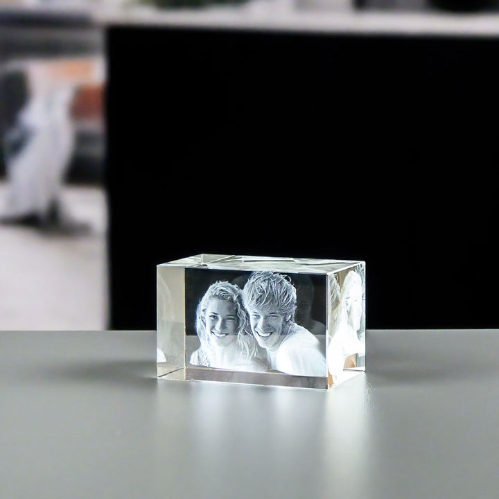 Lying rectangular glass block 5x5x8 cm with 3D laser-engraved couple