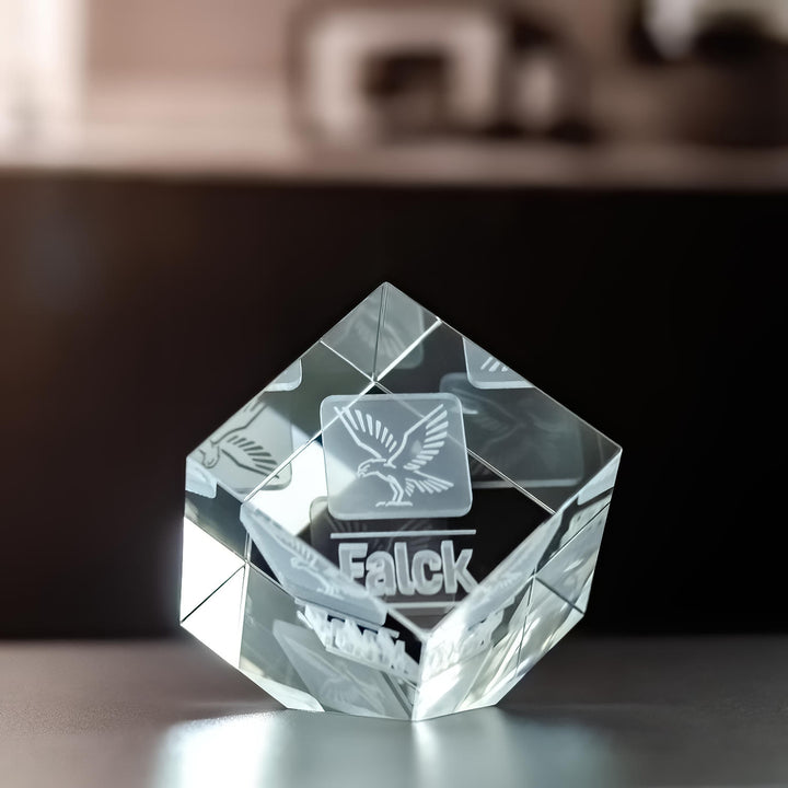Glasterning med afskåret hjørne og lasergraveret logo i krystalglas