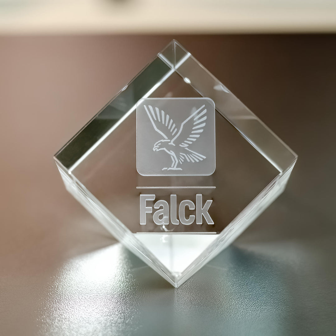 Glasterning med afskåret hjørne og 3D-graveret logo set forfra