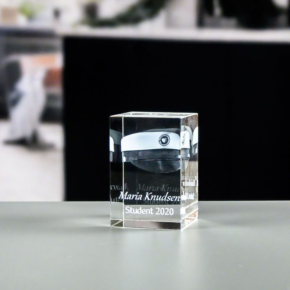 Rectangular glass block 6x6x9 cm with 3D laser-engraved graduation cap and text