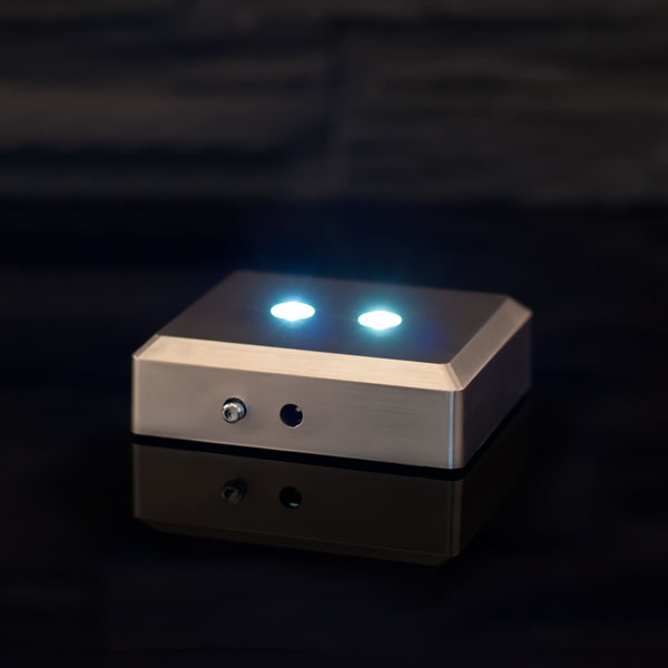 Battery light base 6x6 cm in metal with white LED light on