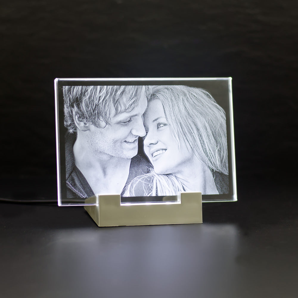 Crystal glass photo frame with 2D laser-engraved photo of a couple on a light stand