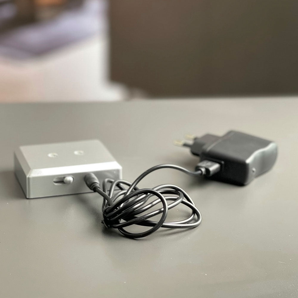 Strømforsyning med kabel tilsluttet lyse batteri-lysbase