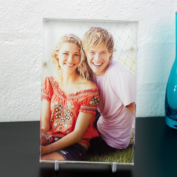 Print glass with colour print of a smiling couple