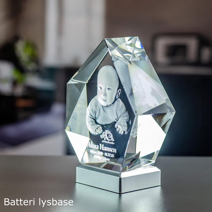 Høj isbjergformet glasblok med graveret baby på en batteri-lysbase i metal