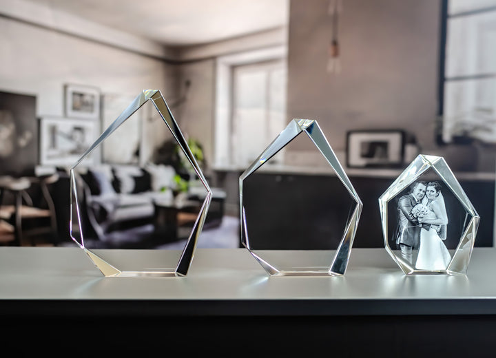 Tre høje isbjergformede glasblokke i størrelserne medium, large og x-large